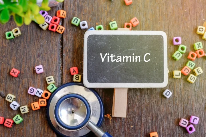 Tabliczka z napisem Vitamin C obok stetoskopu i kolorowych kostek z literami
