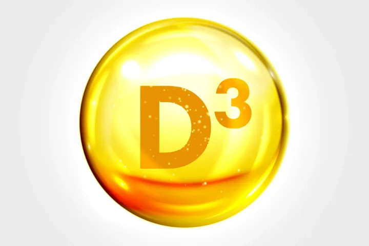 Złoty symbol witaminy D3 na jasnym tle